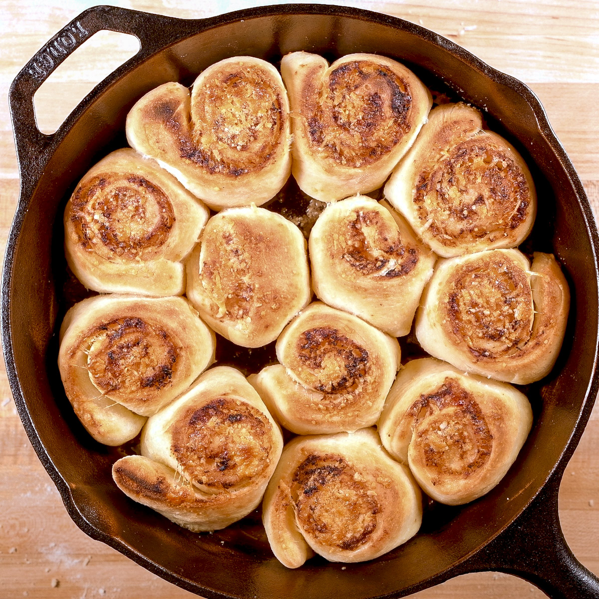 Cheesy garlic rolls ready to serve.