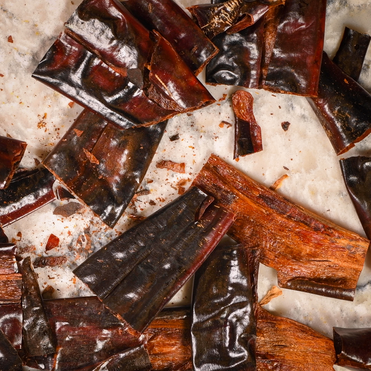 Break the roasted chiles into pieces and soak in water.